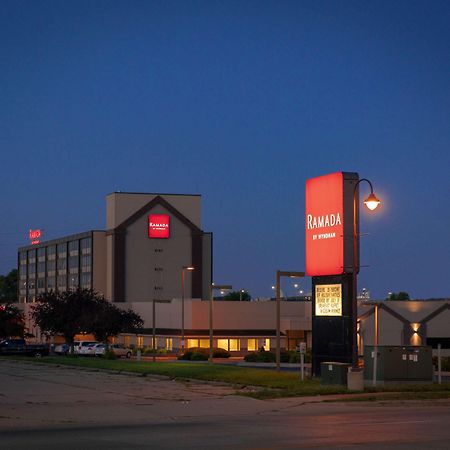 Hotel Ramada By Wyndham Cedar Rapids Zewnętrze zdjęcie