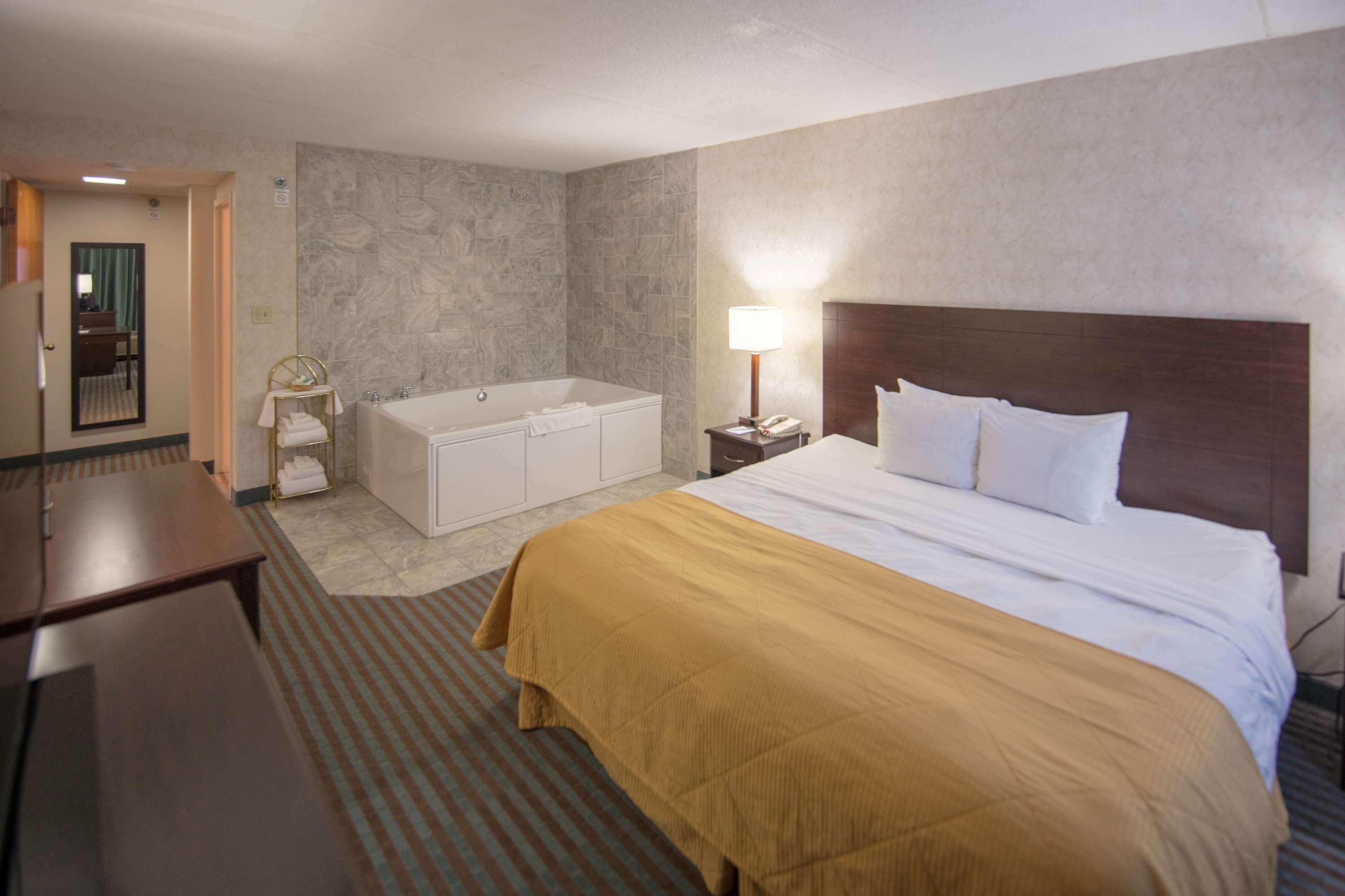 Hotel Ramada By Wyndham Cedar Rapids Zewnętrze zdjęcie