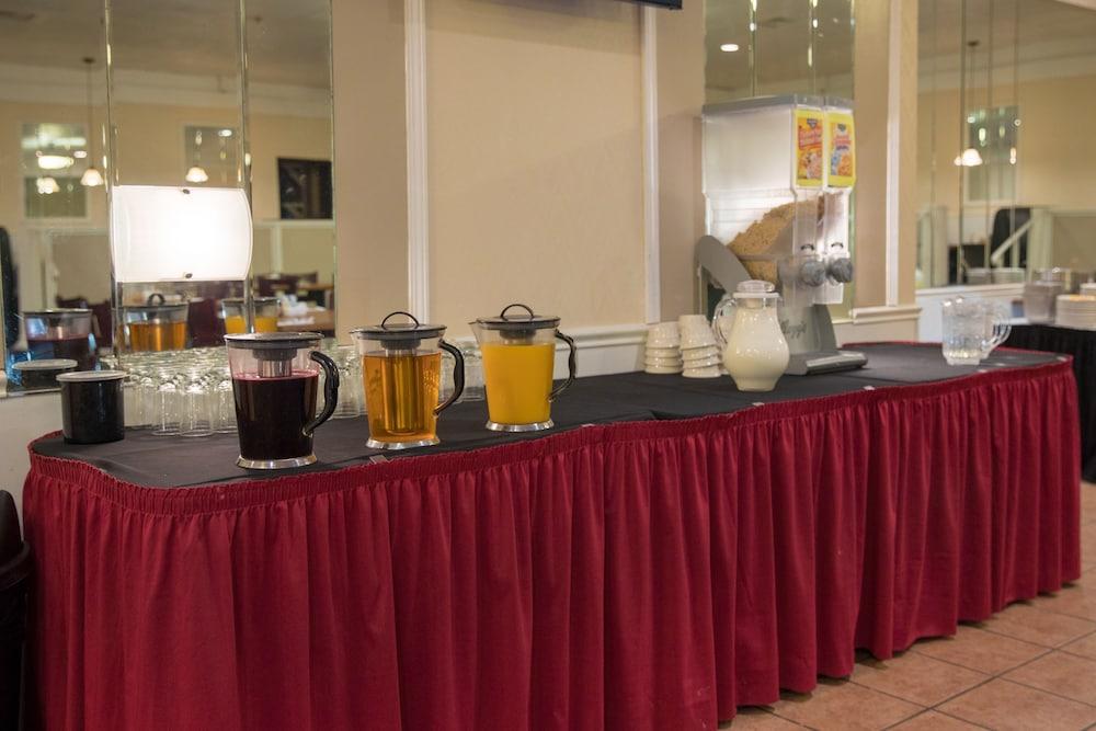 Hotel Ramada By Wyndham Cedar Rapids Zewnętrze zdjęcie