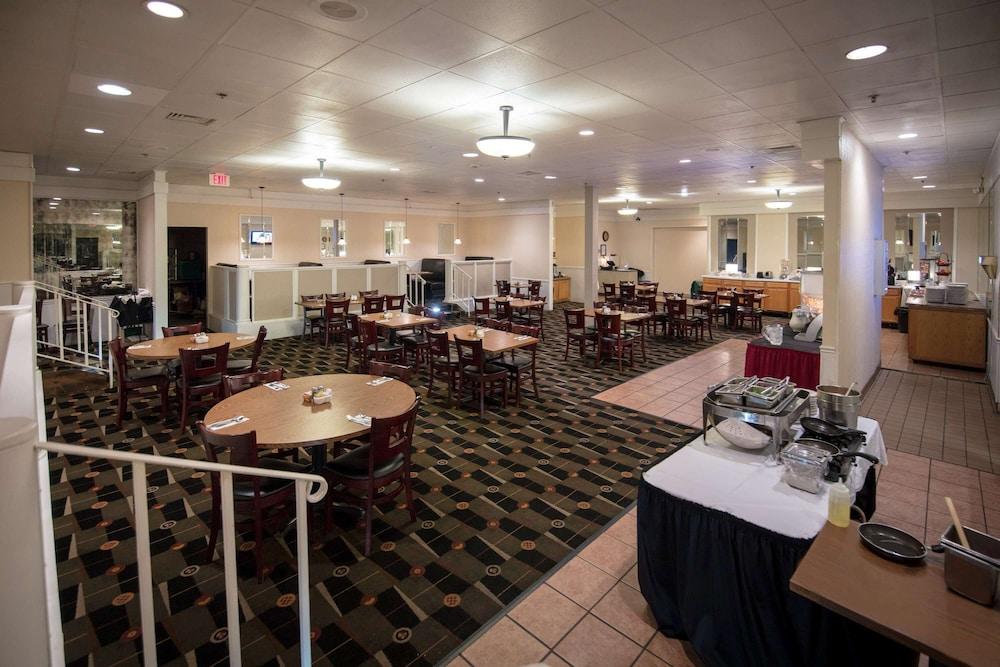 Hotel Ramada By Wyndham Cedar Rapids Zewnętrze zdjęcie